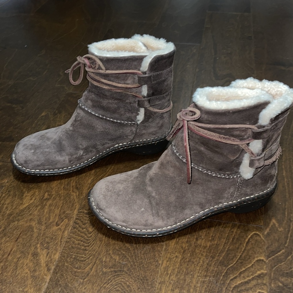 UGG Caspia Boot - Picture 2 of 10